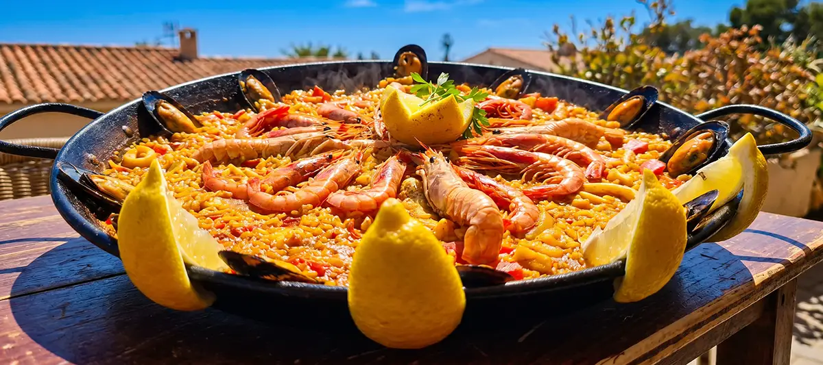 Paella de marisco en un restaurante de Orihuela Costa, Costa Blanca